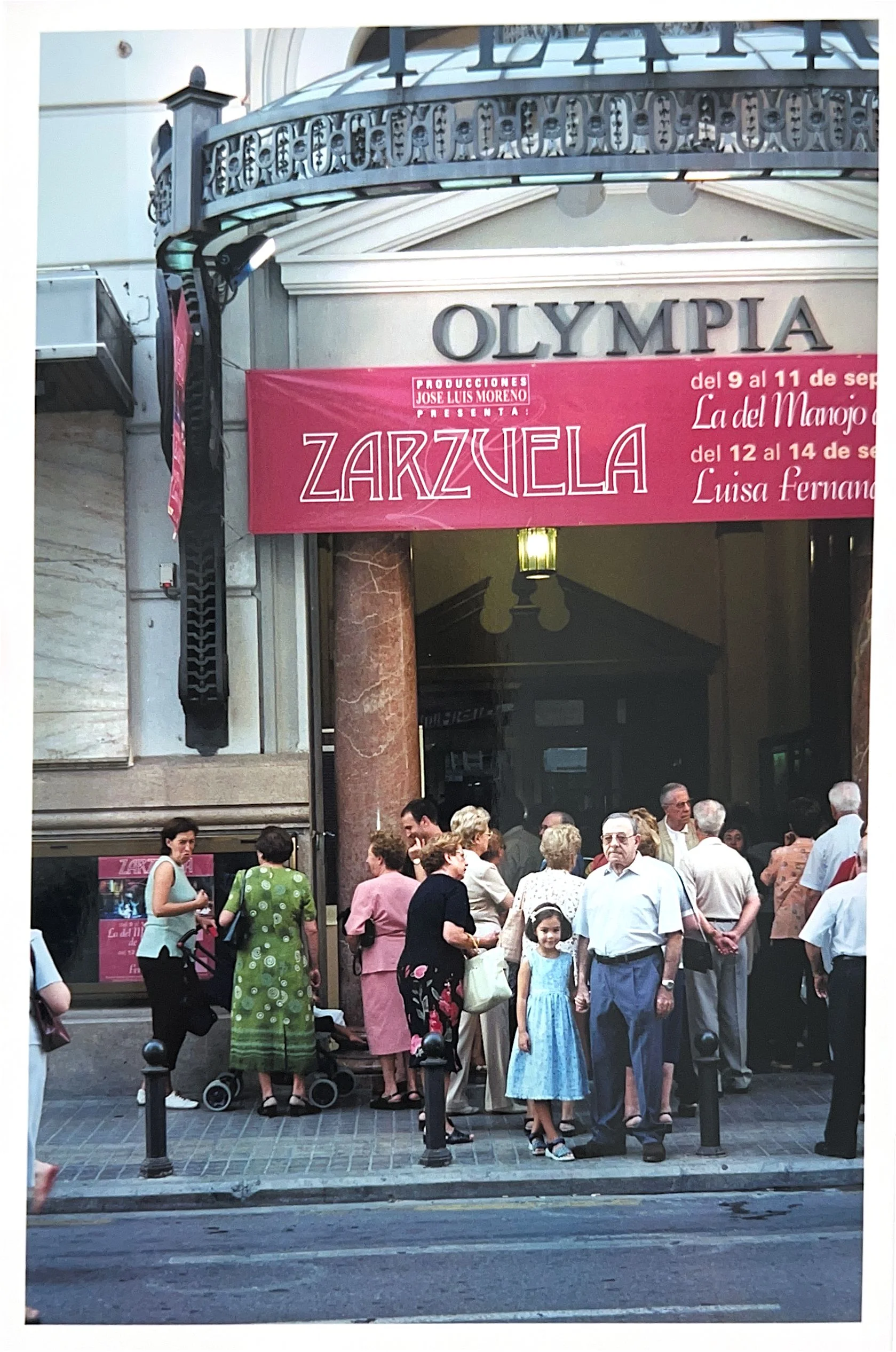 Paula y Agustín en la puerta del Teatro Olympia